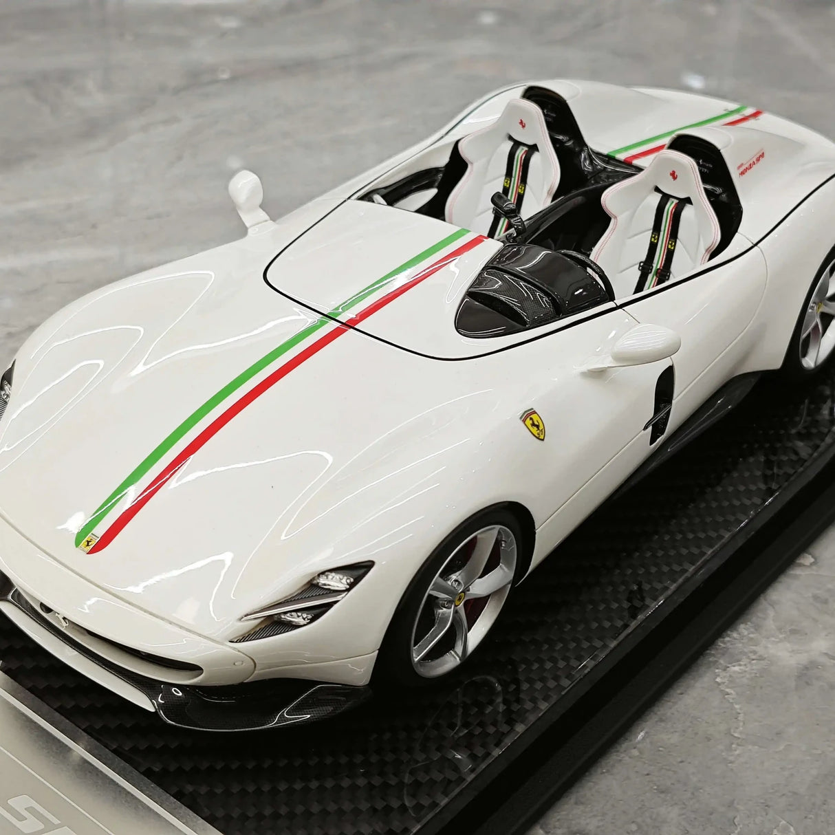 CE Ferrari 2018 Monza SP2 italiensk vit 1:18 – samlarobjekt resinmodellresin