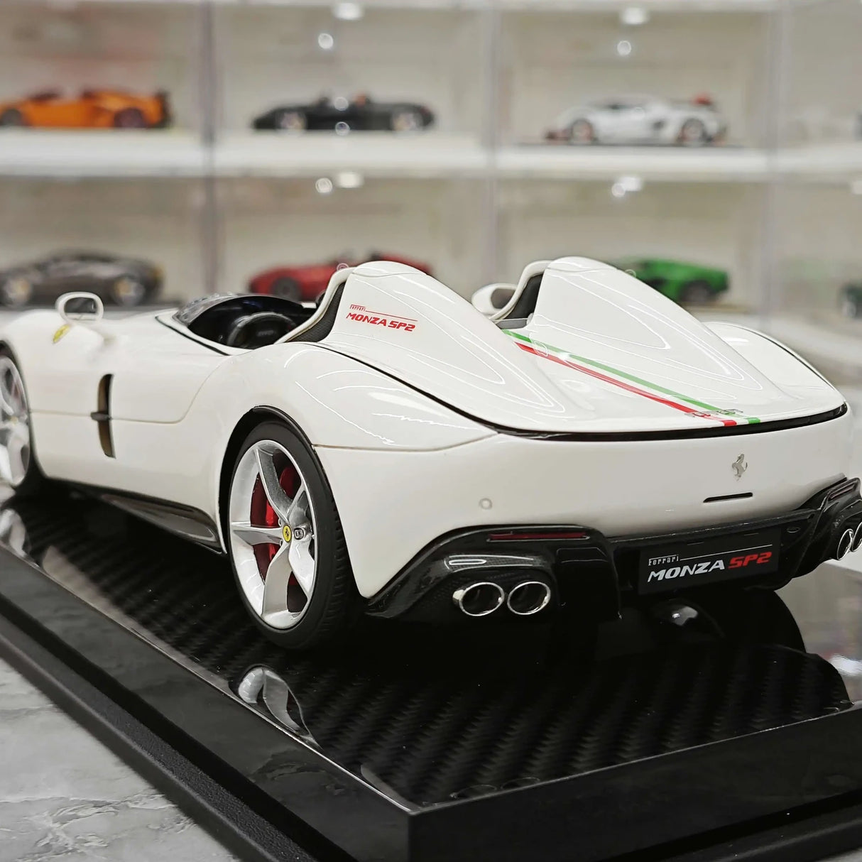 CE Ferrari 2018 Monza SP2 italiensk vit 1:18 – samlarobjekt resinmodellresin