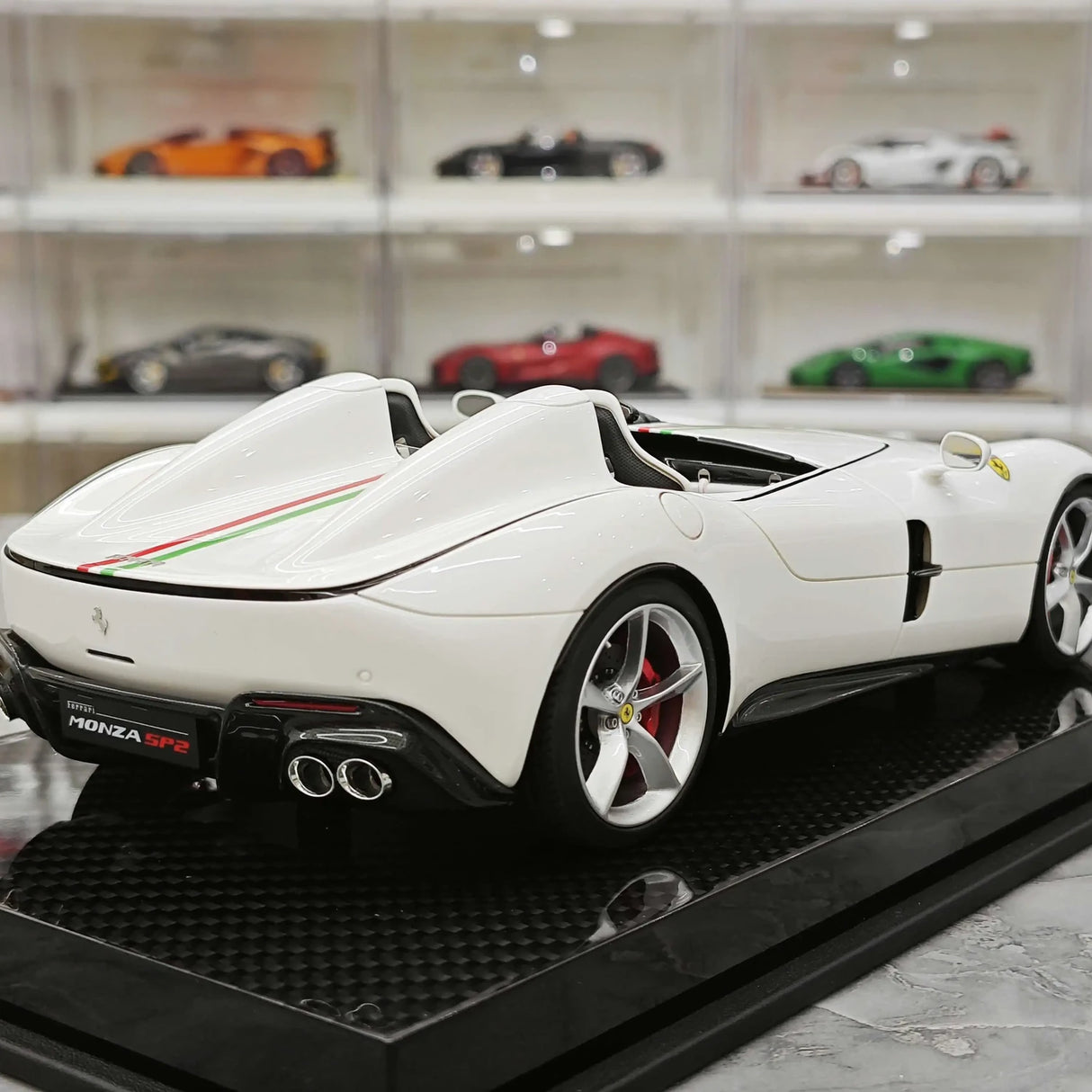 CE Ferrari 2018 Monza SP2 italiensk vit 1:18 – samlarobjekt resinmodellresin