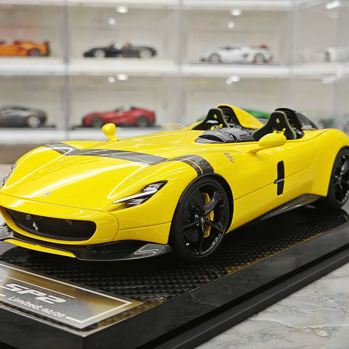 CE Ferrari 2018 Monza SP2 Yellow 1:18 – Sammelobjekt-Resin-Modellharz