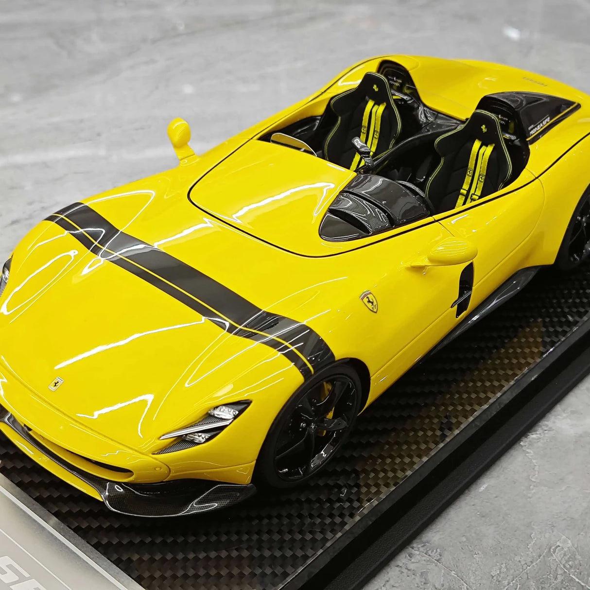 CE Ferrari 2018 Monza SP2 Yellow 1:18 – Sammelobjekt-Resin-Modellharz