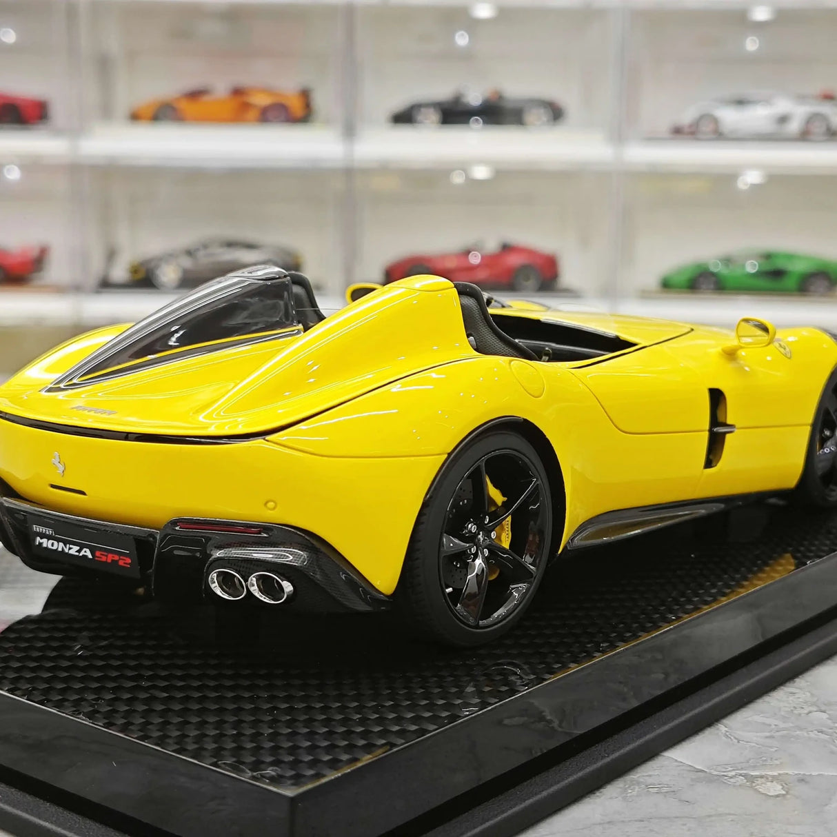 CE Ferrari 2018 Monza SP2 Yellow 1:18 – Sammelobjekt-Resin-Modellharz