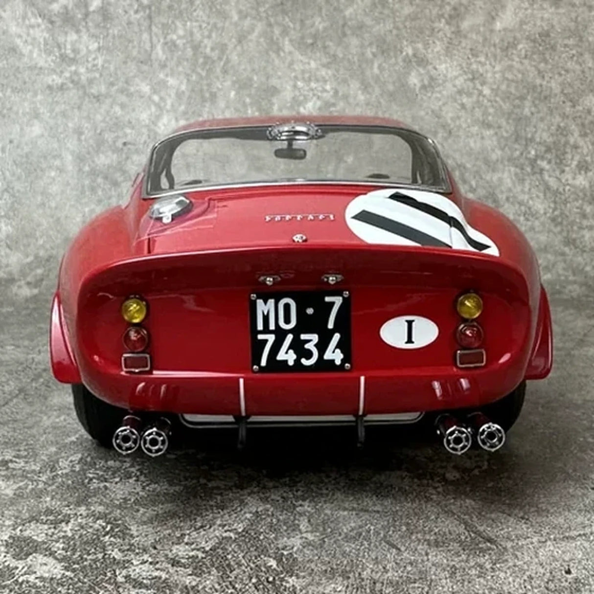 Ferrari 1962 250 GTO #11 Red 1:18 1000km de Paris Gegossen-Sammlermodell von CMC – Ansicht 4