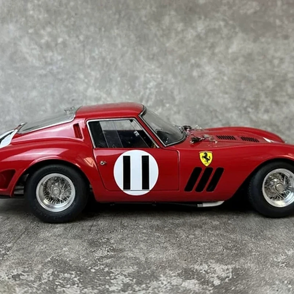 Ferrari 1962 250 GTO #11 Rot 1:18 1000km de Paris Druckguss-Sammlermodell von CMC - Ansicht 5