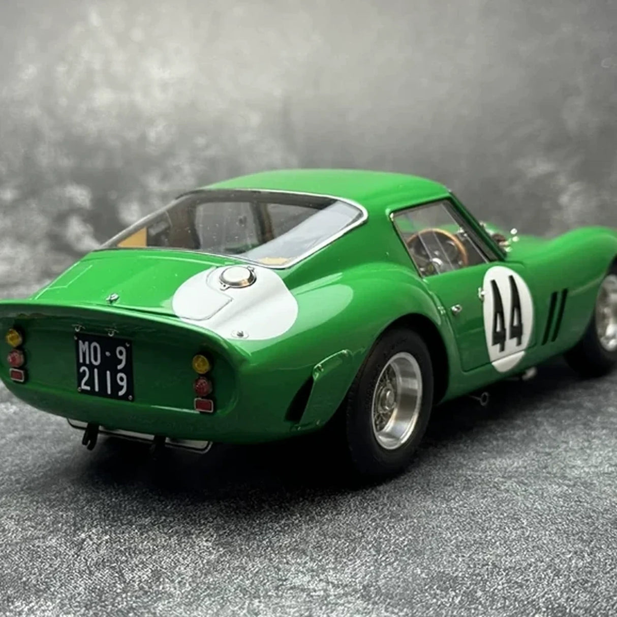 Ferrari 1962 250 GTO #44 Green 1:18 Silverstone 1963 Zinkguss-Sammlermodell von CMC – Ansicht 4