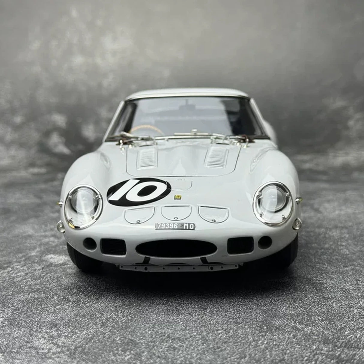 Ferrari 1962 250 GTO #10 Bianco Speciale 1:18 Tourist Trophy Druckguss-Sammlermodell von CMC - Ansicht 1