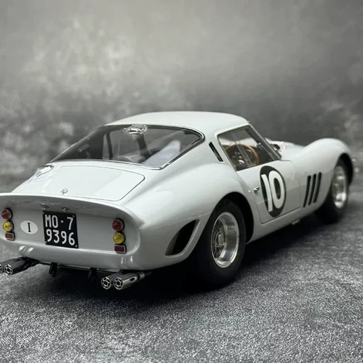 Ferrari 1962 250 GTO #10 Bianco Speciale 1:18 Tourist Trophy Druckguss-Sammlermodell von CMC - Ansicht 6