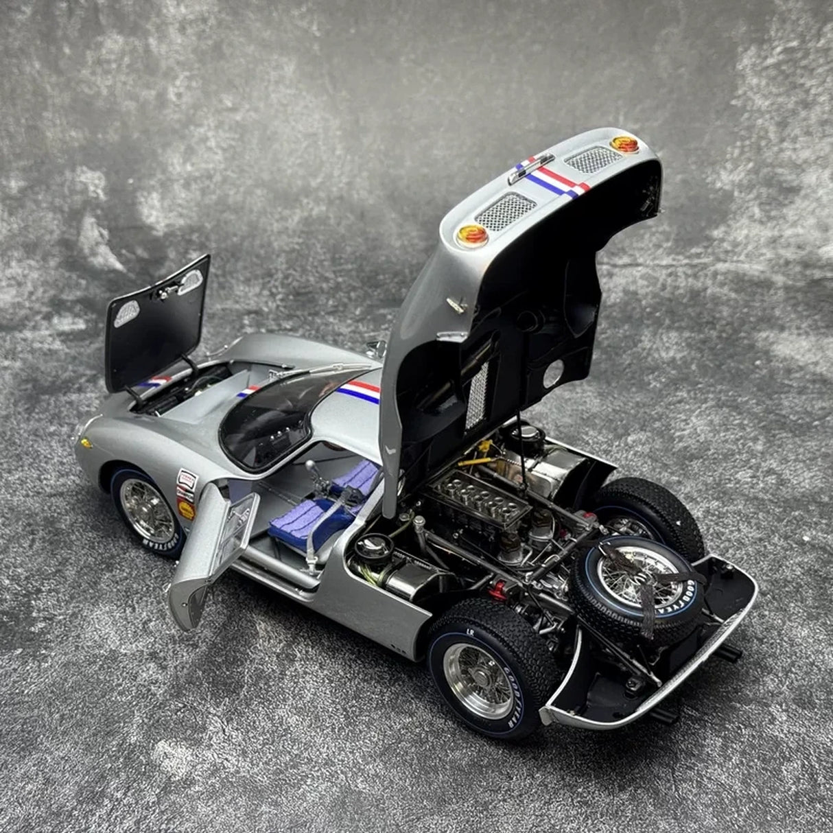 Ferrari 1964 250 LM #90 Silver 1:18 Nassau Tourist Trophy Gegossene Sammlermodell von CMC – Ansicht 5