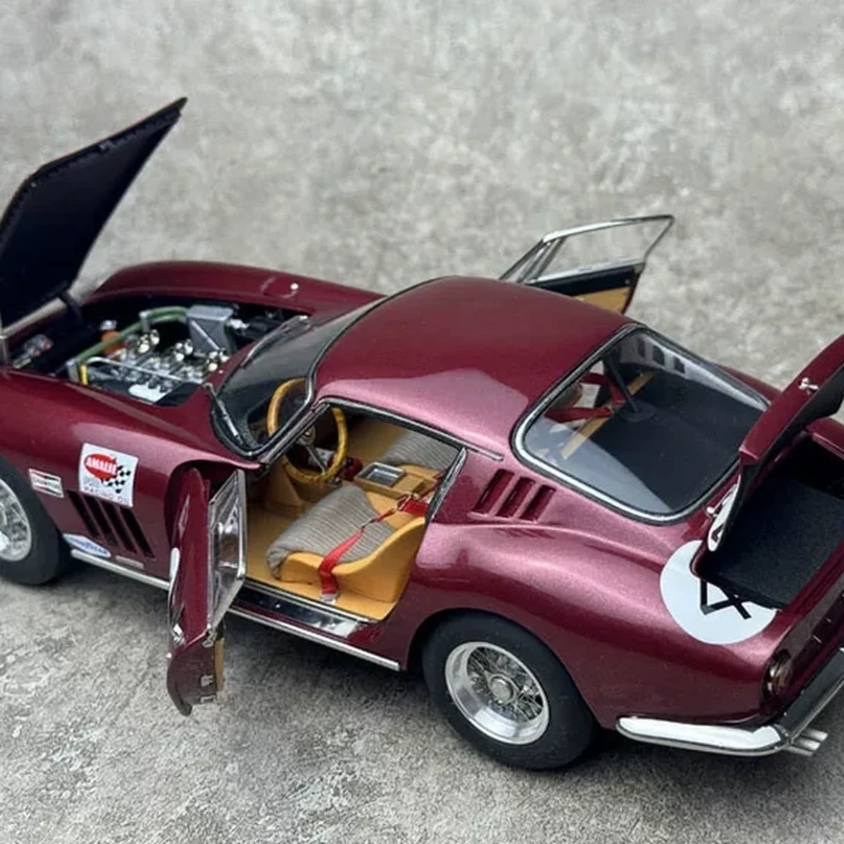 Ferrari 1966 275 GTB-C #4 Burgundy 1:18 Nassau Tourist Trophy Druckguss-Sammlermodell von CMC - Ansicht 5