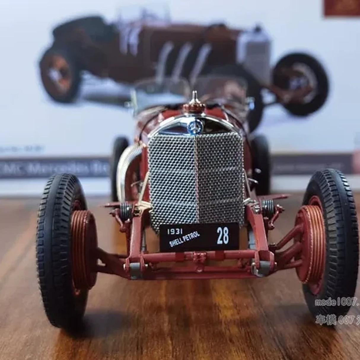 1:18 Mercedes-Benz 1931 SSKL #28 Red model car by CMC - view 1
