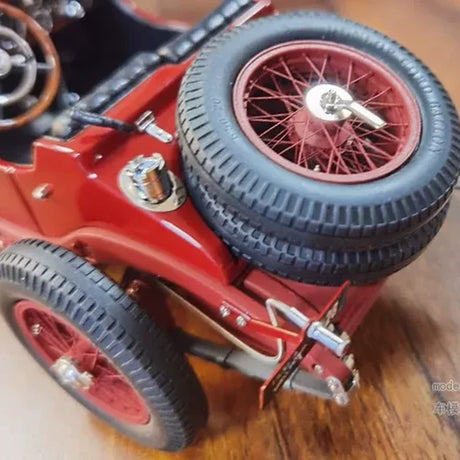 1:18 Mercedes-Benz 1931 SSKL #28 Red model car by CMC - view 9