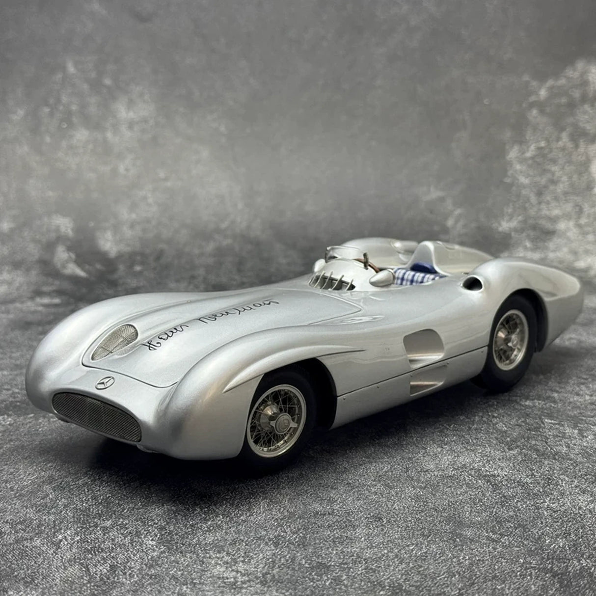[CMC] 1:18 Mercedes-Benz 1954 W196R Streamliner Hans Herrmann Signed Edition Silver Model Car Die-Cast