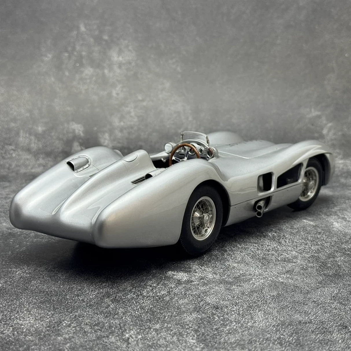 [CMC] 1:18 Mercedes-Benz 1954 W196R Streamliner Hans Herrmann Signed Edition Silver Model Car Die-Cast