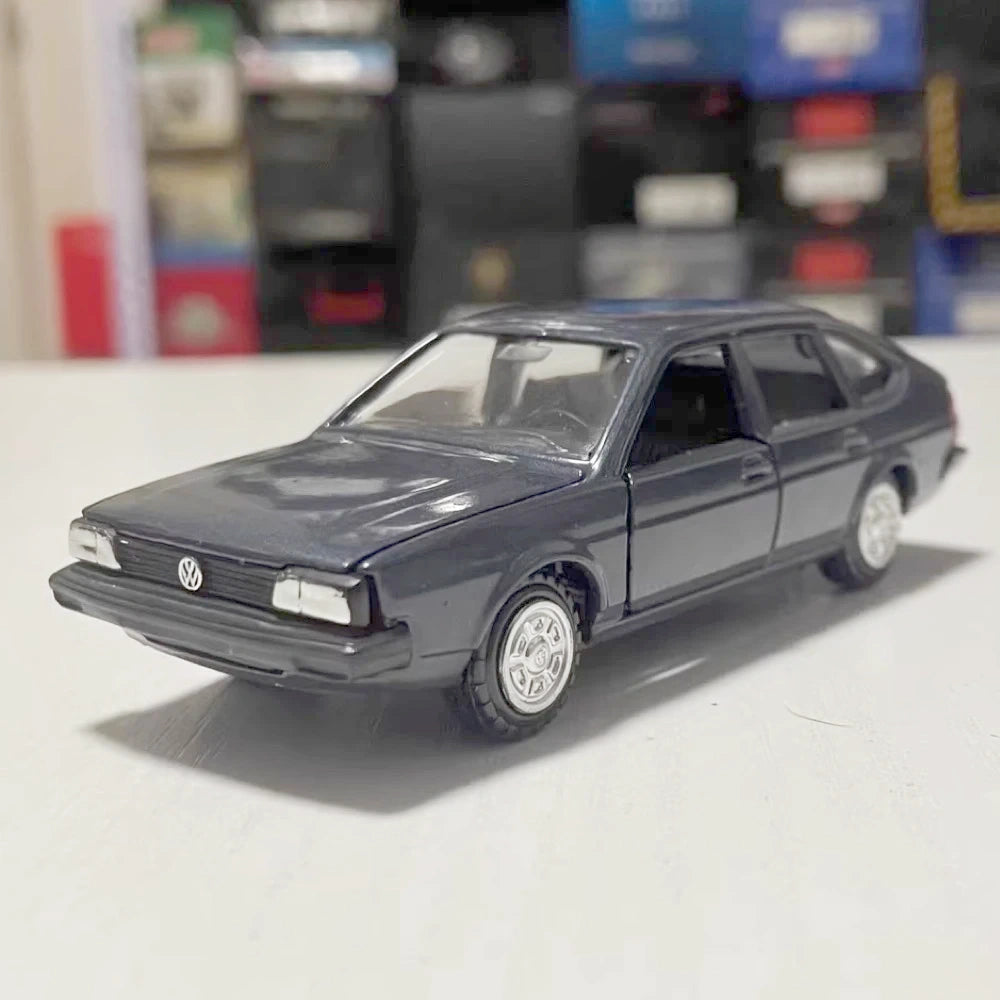 [Conrad] 1:43 Volkswagen 1984 Passat GLS Hatchback Blue Model Car Die-Cast