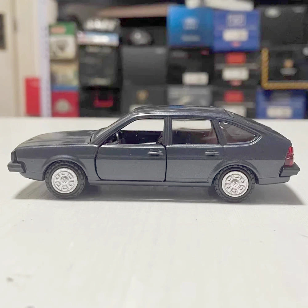 [Conrad] 1:43 Volkswagen 1984 Passat GLS Hatchback Blue Model Car Die-Cast