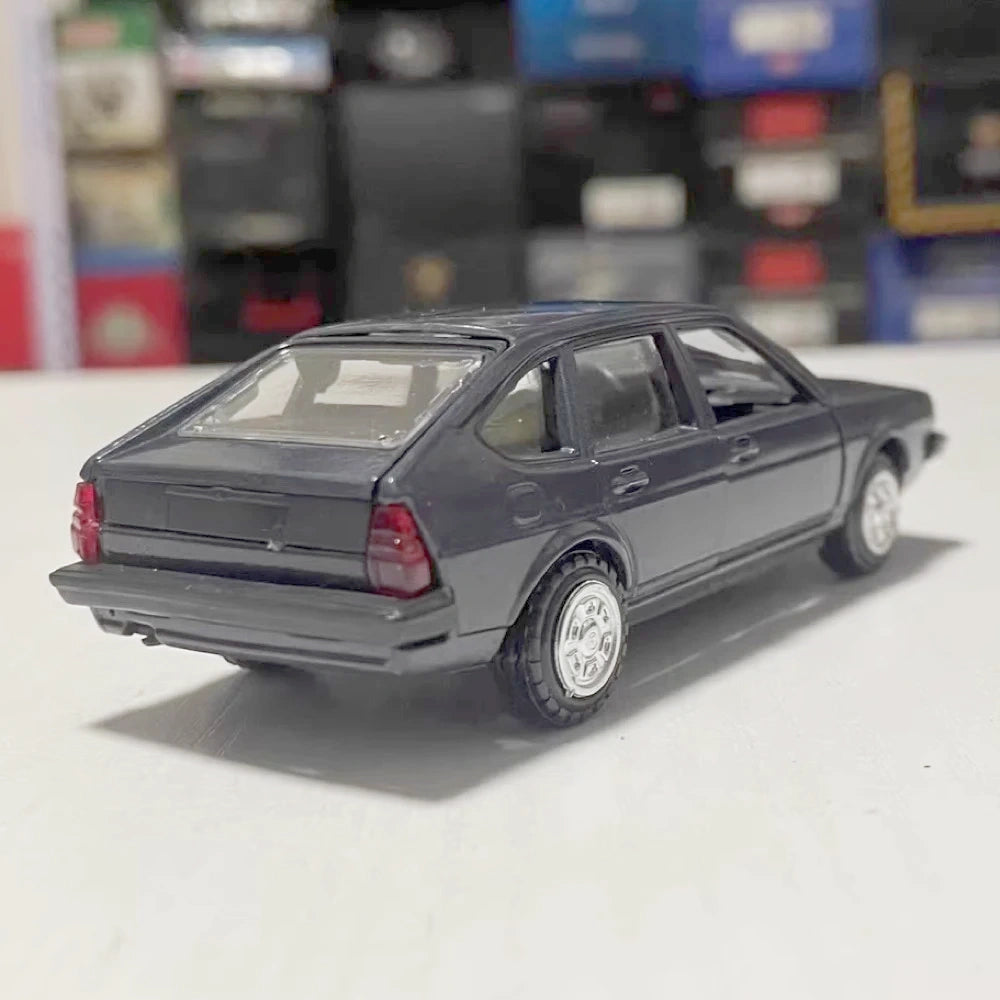 [Conrad] 1:43 Volkswagen 1984 Passat GLS Hatchback Blue Model Car Die-Cast