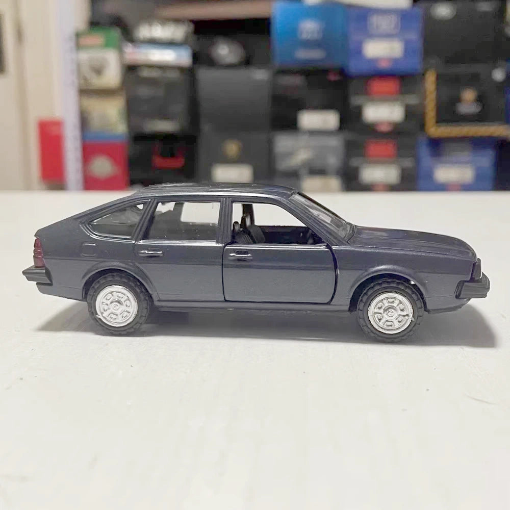 [Conrad] 1:43 Volkswagen 1984 Passat GLS Hatchback Blue Model Car Die-Cast