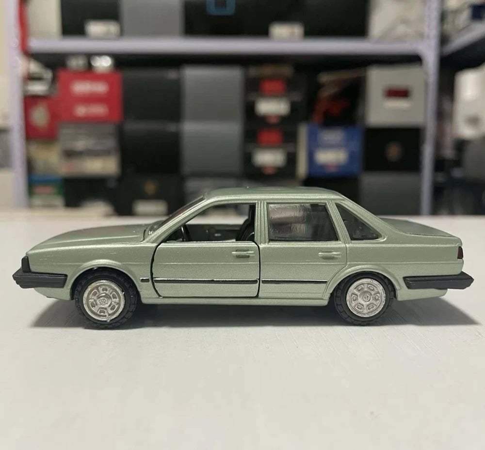[Conrad] 1:43 Volkswagen 1984 Santana GL Green Model Car Die-Cast