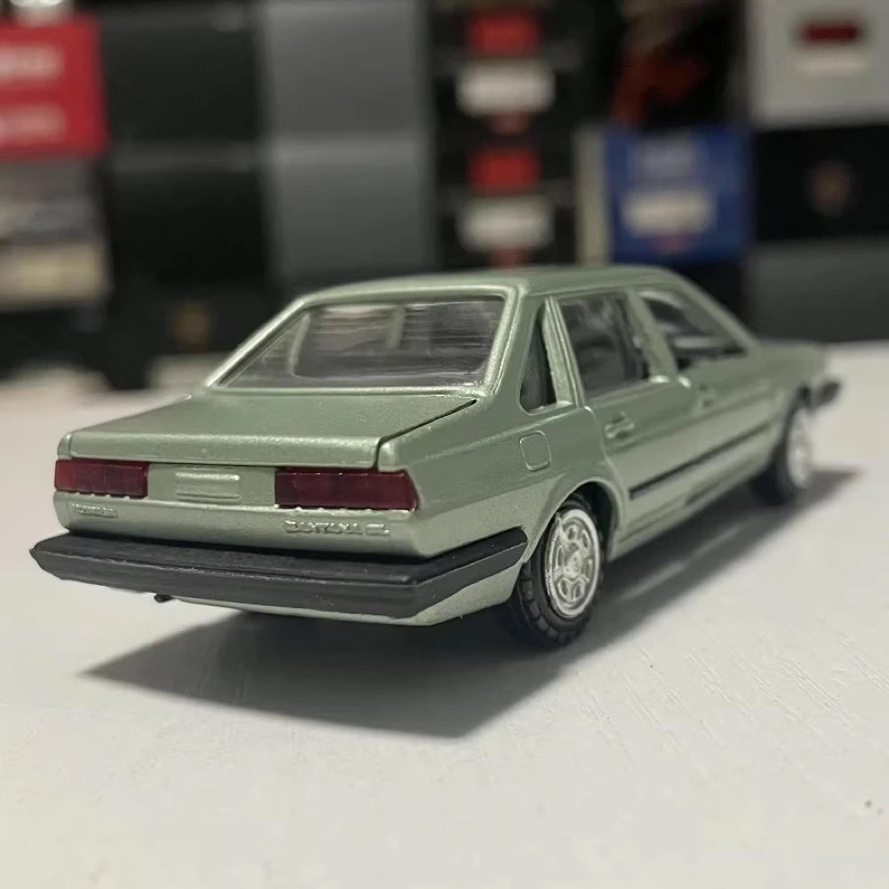 [Conrad] 1:43 Volkswagen 1984 Santana GL Green Model Car Die-Cast