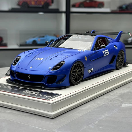 Ferrari 2011 599XX Evo #19 Modello da collezione in resina 1:18 blu opaco di Davis &amp; Giovanni - vista 2