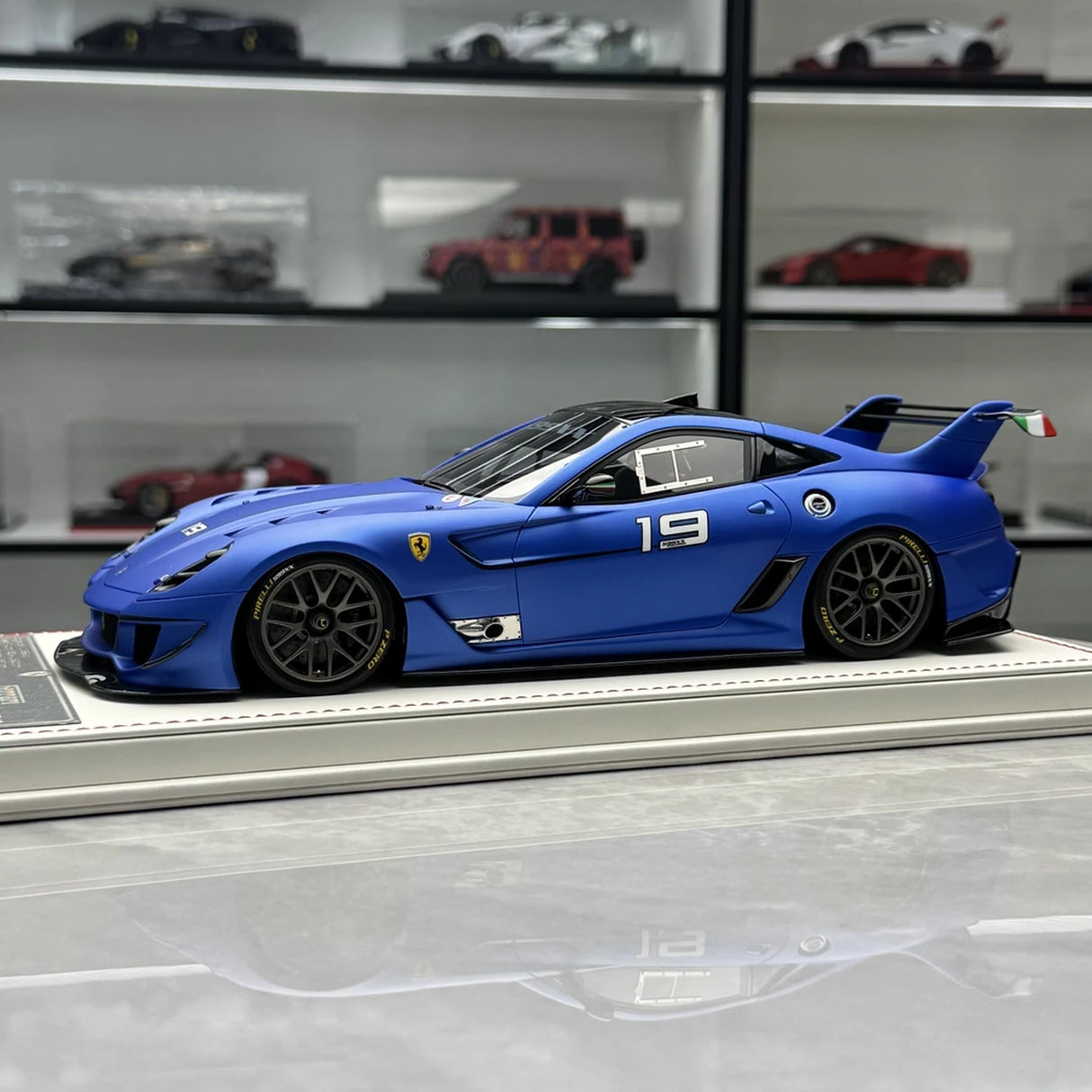 Ferrari 2011 599XX Evo #19 Matte Blue 1:18 hartsinen keräilymalli Davis &amp; Giovanni - katso 4