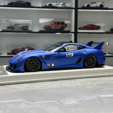 Ferrari 2011 599XX Evo #19 Modello da collezione in resina 1:18 blu opaco di Davis &amp; Giovanni - veduta 4