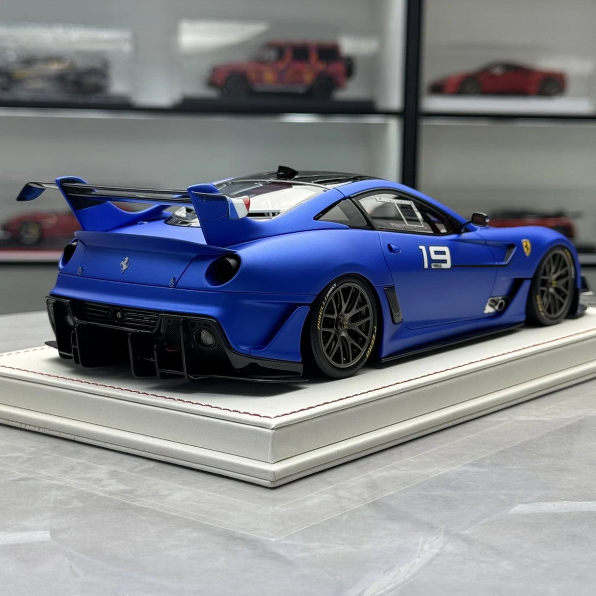 Ferrari 2011 599XX Evo #19 Matte Blue 1:18 hartsi keräilymalli, Davis &amp; Giovanni – katso 7