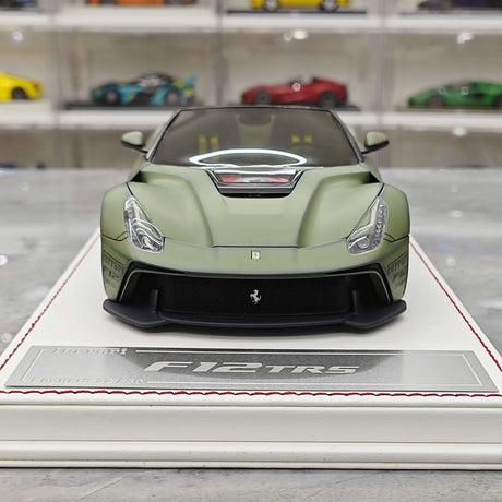 Davis &amp; Giovanni Ferrari 2014 F12 TRS Metallic Dark Green 1:18 – Resina da collezione per modelli in resina
