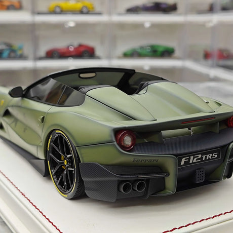 Davis &amp; Giovanni Ferrari 2014 F12 TRS Metallic Dark Green 1:18 – Resina da collezione per modelli in resina