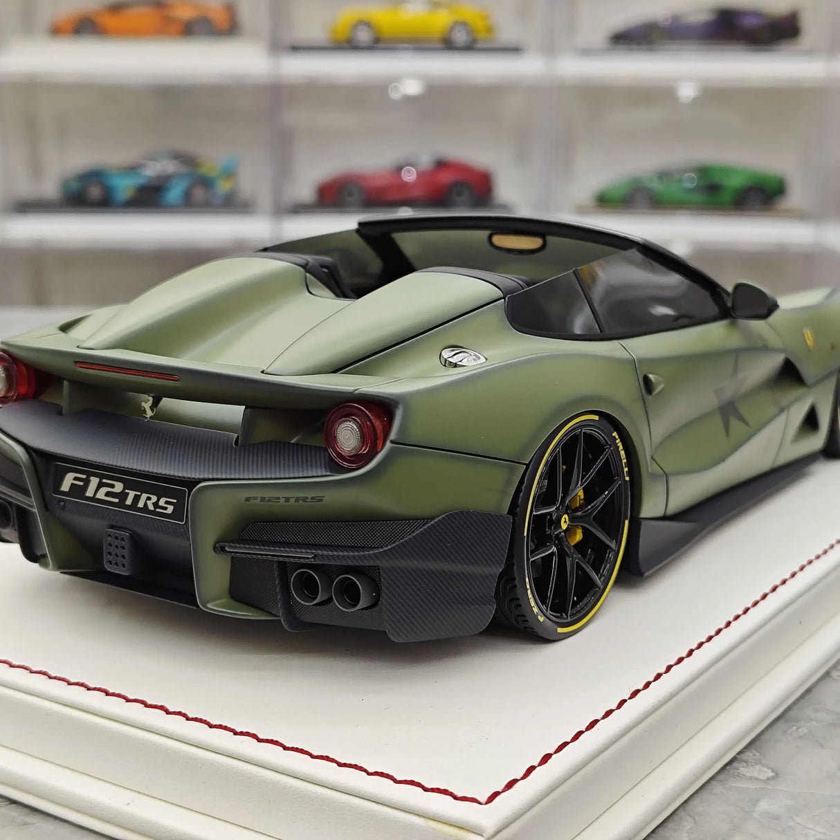 Davis &amp; Giovanni Ferrari 2014 F12 TRS Metallic Dark Green 1:18 – Resina da collezione per modelli in resina
