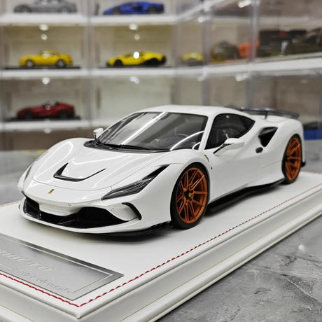 [Davis & Giovanni] 1:18 Ferrari 2019 F8 Tributo Novitec vit modellbil harts