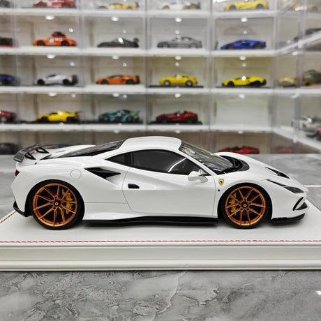 [Davis & Giovanni] 1:18 Ferrari 2019 F8 Tributo Novitec vit modellbil harts