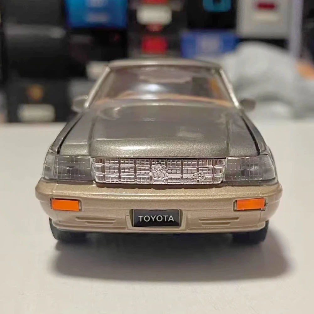 [Diapet] 1:30 Toyota 1989 Crown S130 Gold Model Car Die-Cast