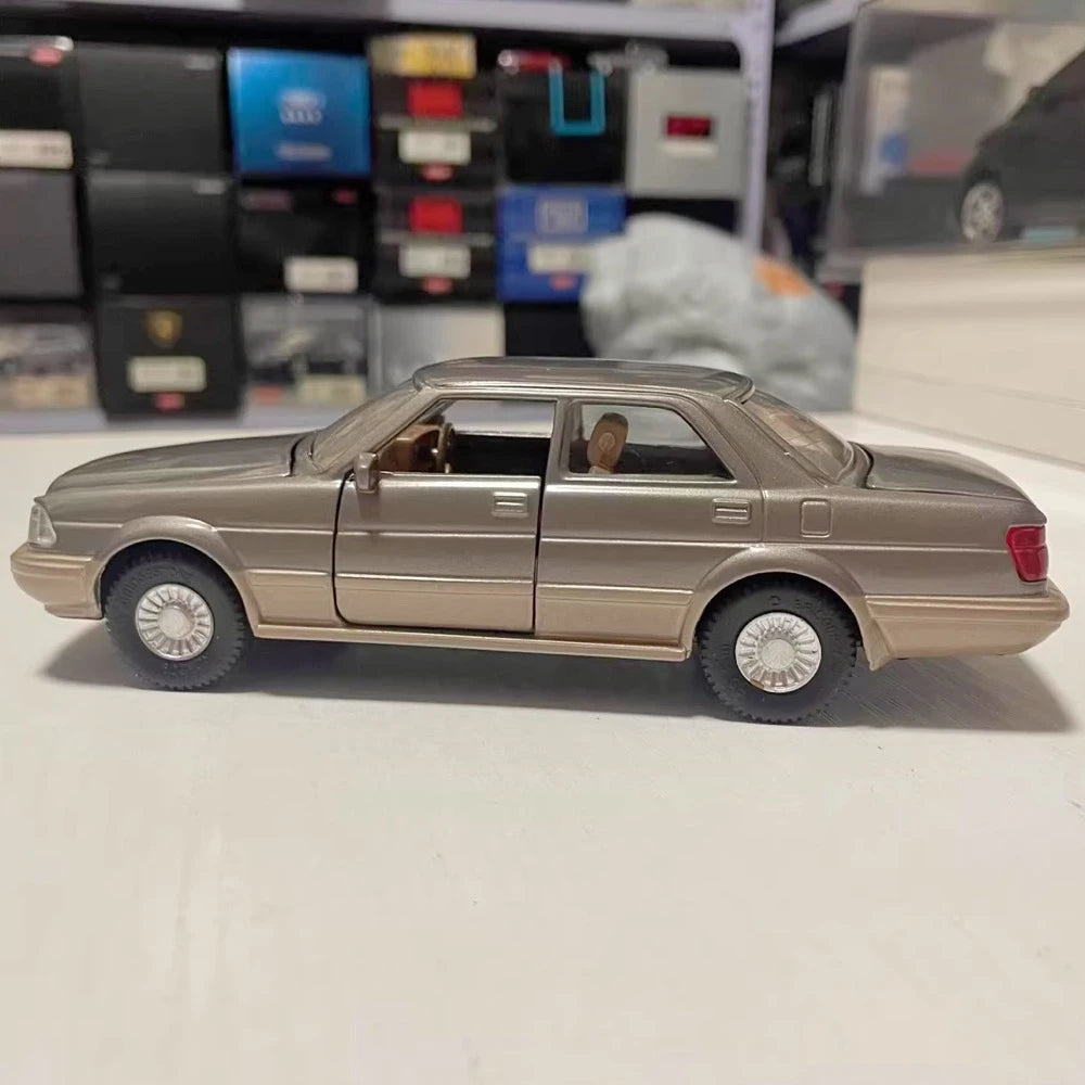 [Diapet] 1:30 Toyota 1989 Crown S130 Gold Model Car Die-Cast