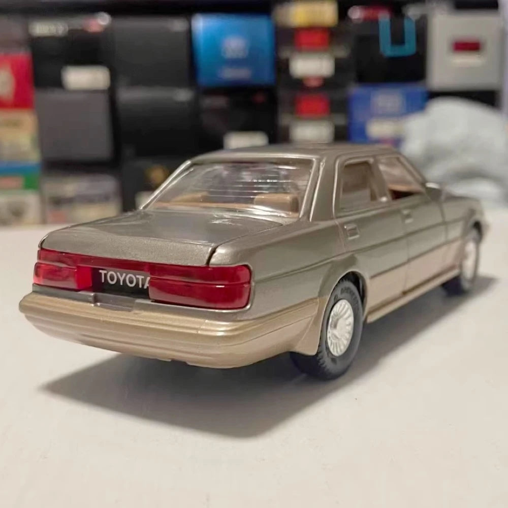 [Diapet] 1:30 Toyota 1989 Crown S130 Gold Model Car Die-Cast