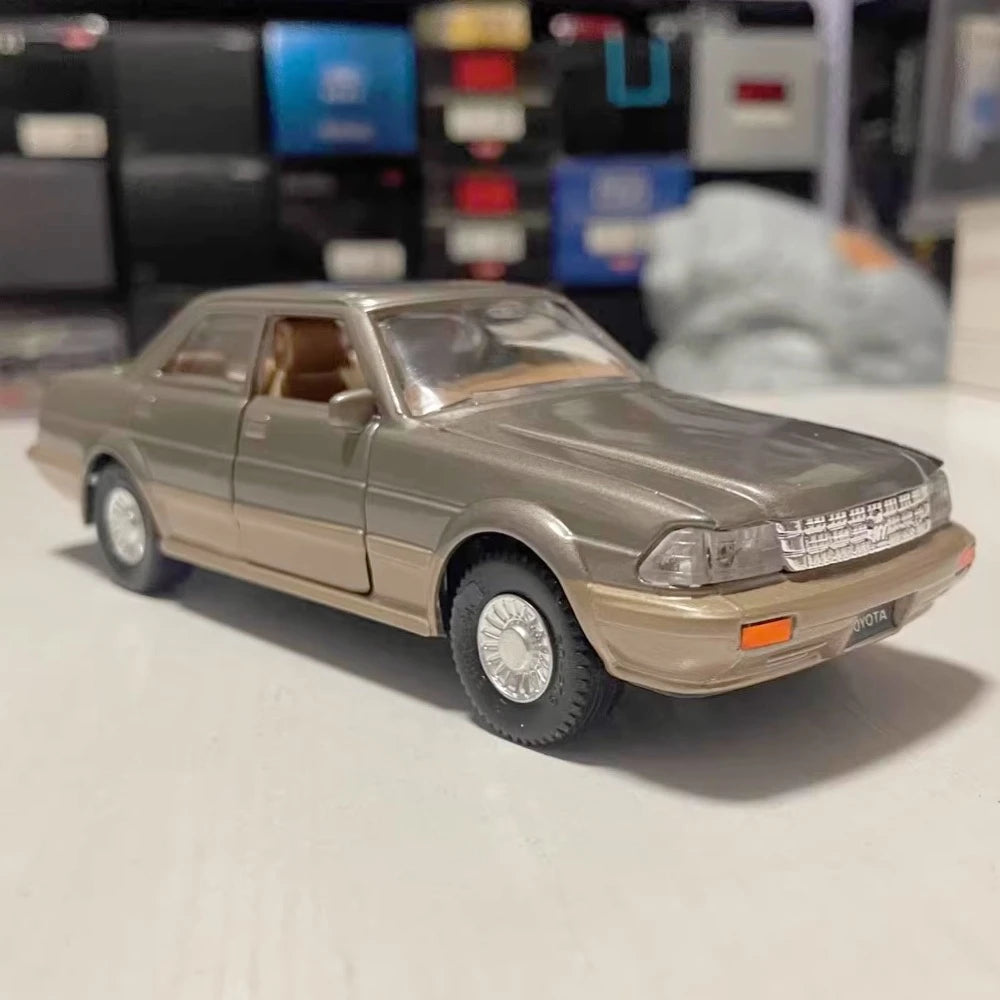 [Diapet] 1:30 Toyota 1989 Crown S130 Gold Model Car Die-Cast