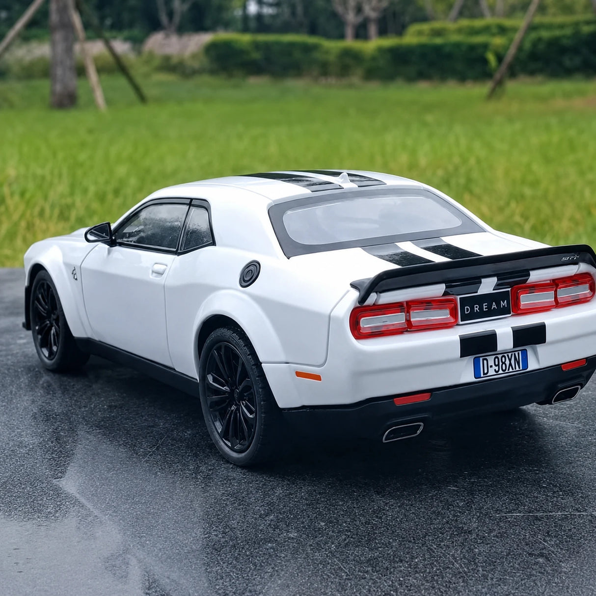 Dodge 2018 Challenger SRT Hellcat White 1:22 – model wyświetlacza odlewanego