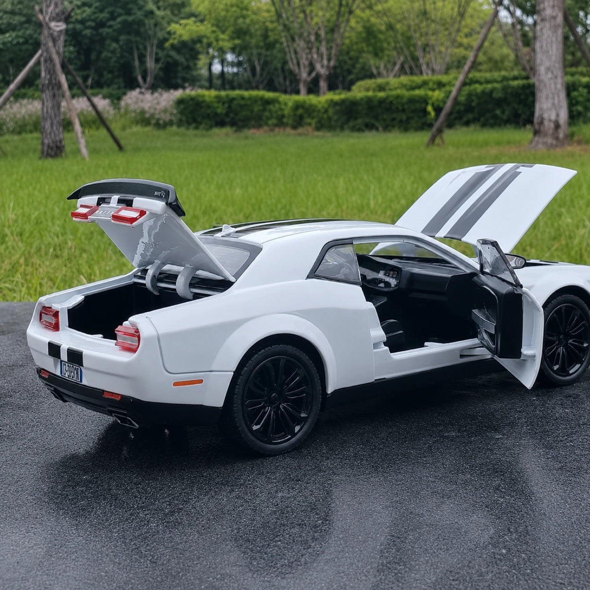 Dodge 2018 Challenger SRT Hellcat White 1:22 – model wyświetlacza odlewanego