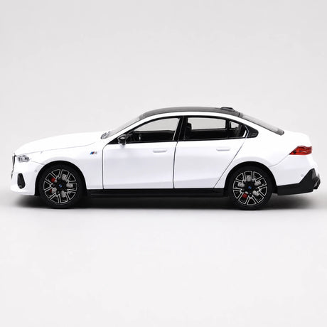 BMW 2024 G68 530Li M Sport LWB biały 1:24 – model wyświetlacza odlewany