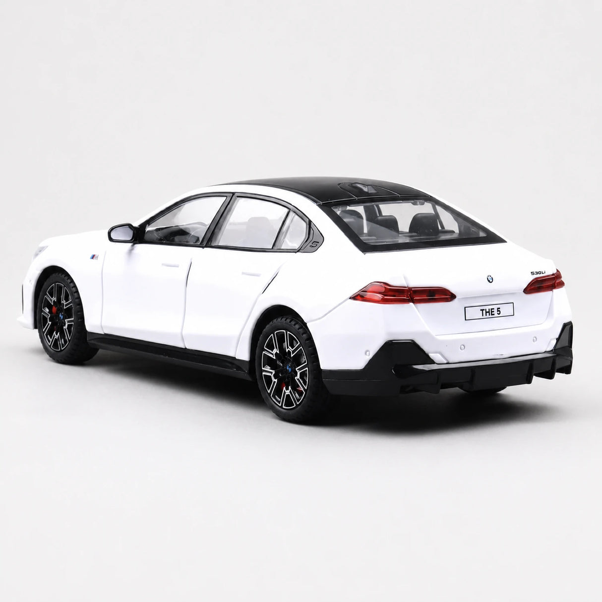 BMW 2024 G68 530Li M Sport LWB biały 1:24 – model wyświetlacza odlewany