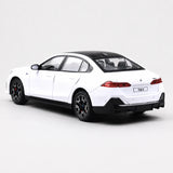 BMW 2024 G68 530Li M Sport LWB biały 1:24 – model wyświetlacza odlewany