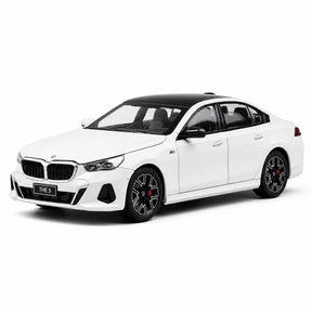 BMW 2024 G68 530Li M Sport LWB biały 1:24 – model wyświetlacza odlewany