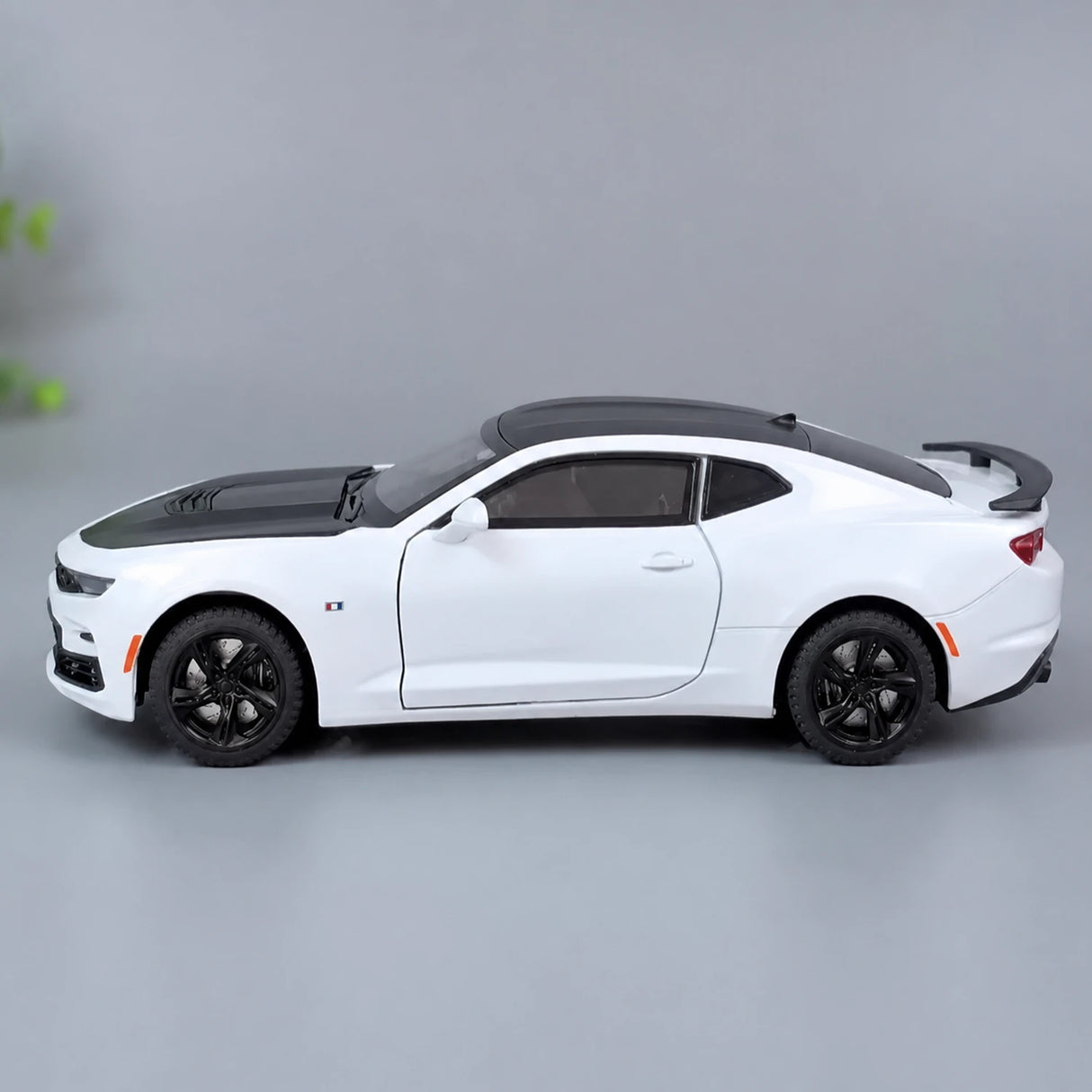[TOY] 1:24 Chevrolet 2023 Camaro bianco modellino di auto Die-Cast
