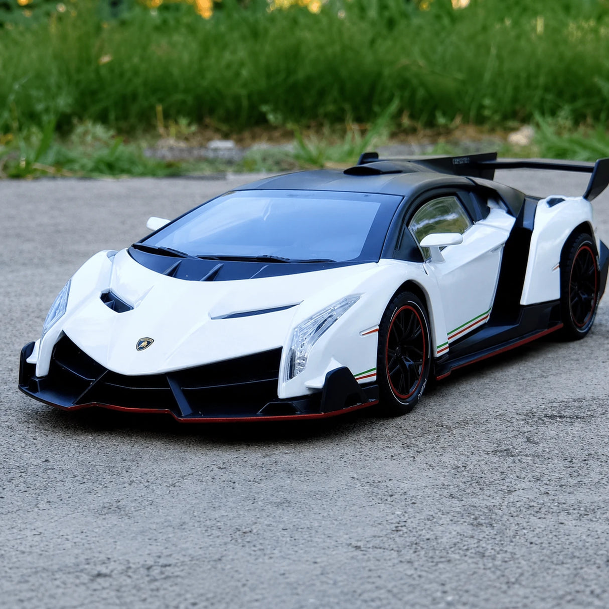 Lamborghini 2013 Veneno White 1:24 – model wyświetlacza odlewanego