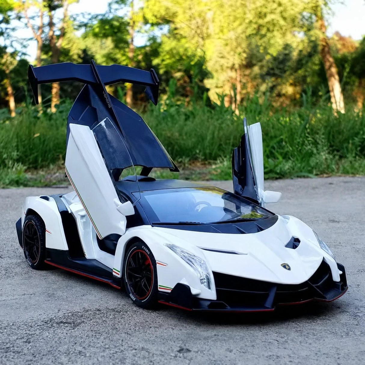 Lamborghini 2013 Veneno White 1:24 – model wyświetlacza odlewanego