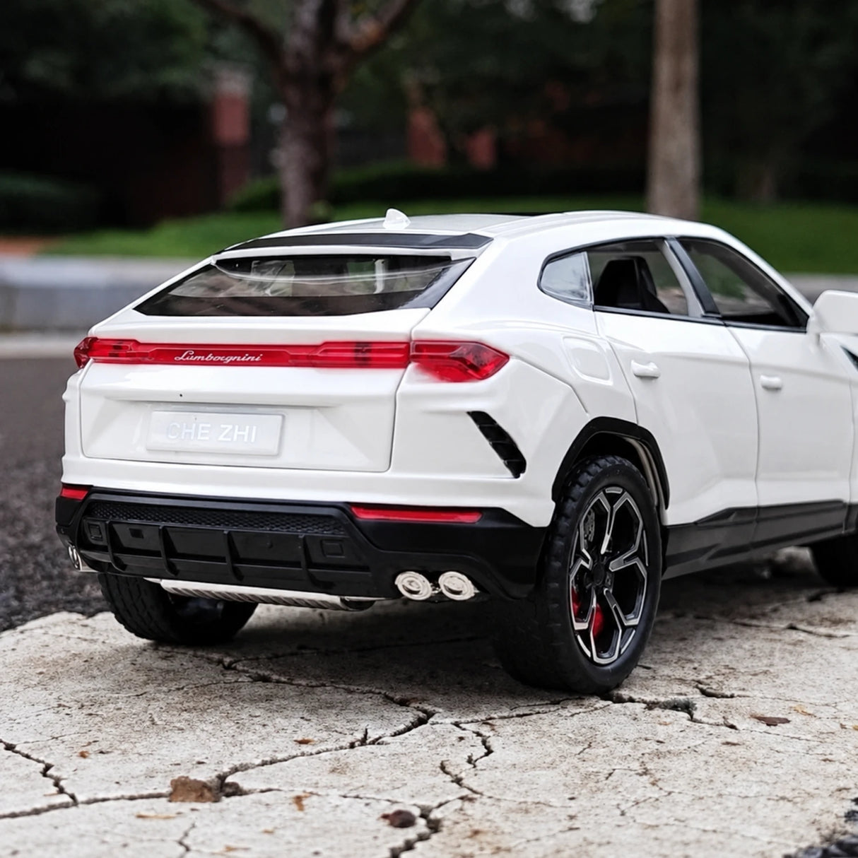 Lamborghini 2017 Urus White 1:24 – model wyświetlacza odlewany z odlewu
