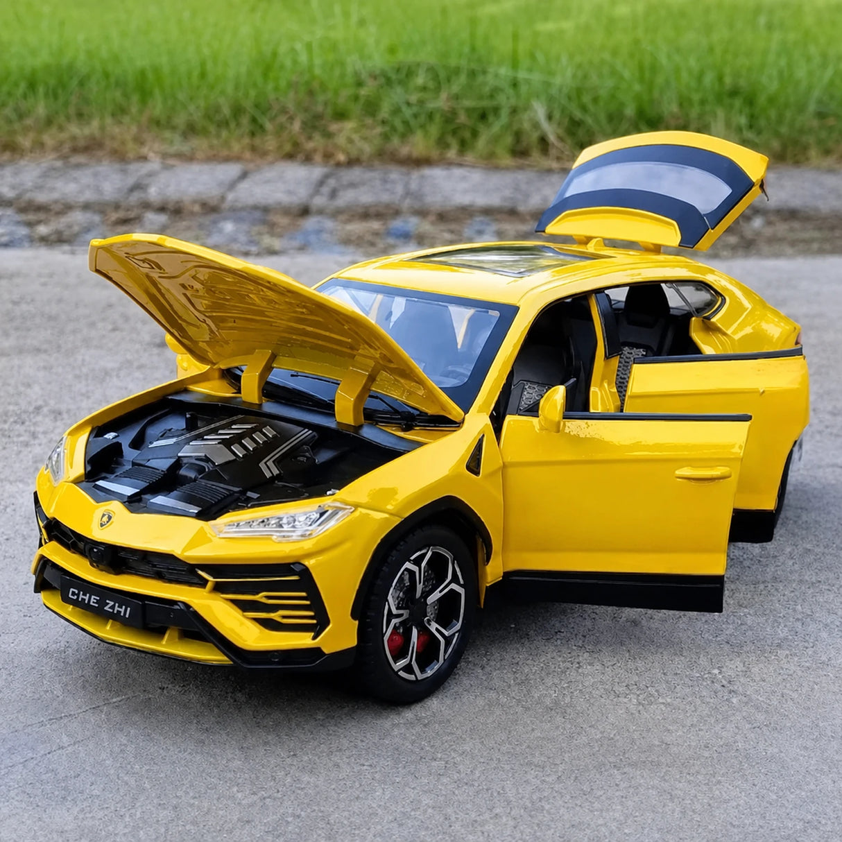 Lamborghini 2017 Urus Yellow 1:24 – Diecast Display Model Die-Cast