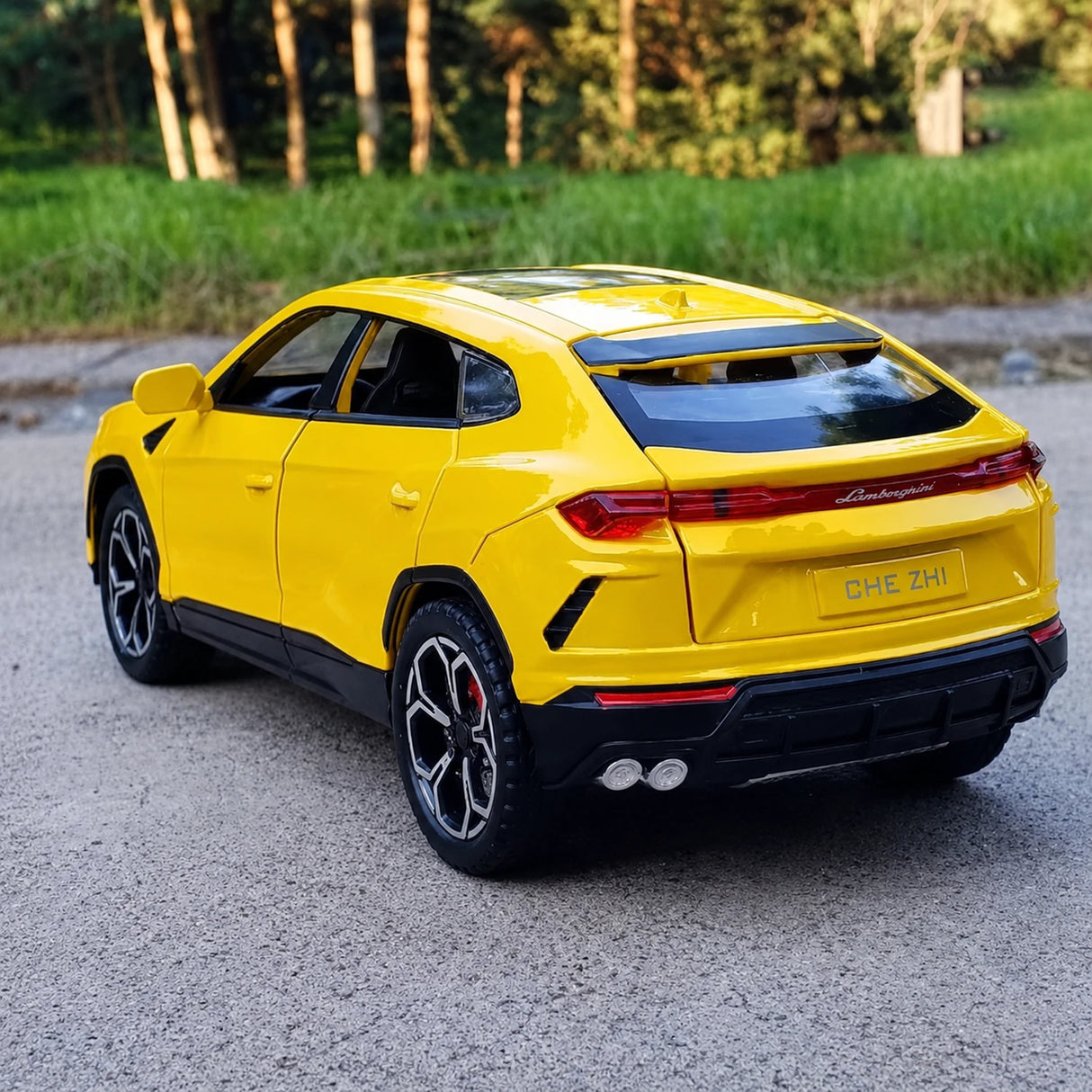Lamborghini 2017 Urus Yellow 1:24 – Diecast Display Model Die-Cast