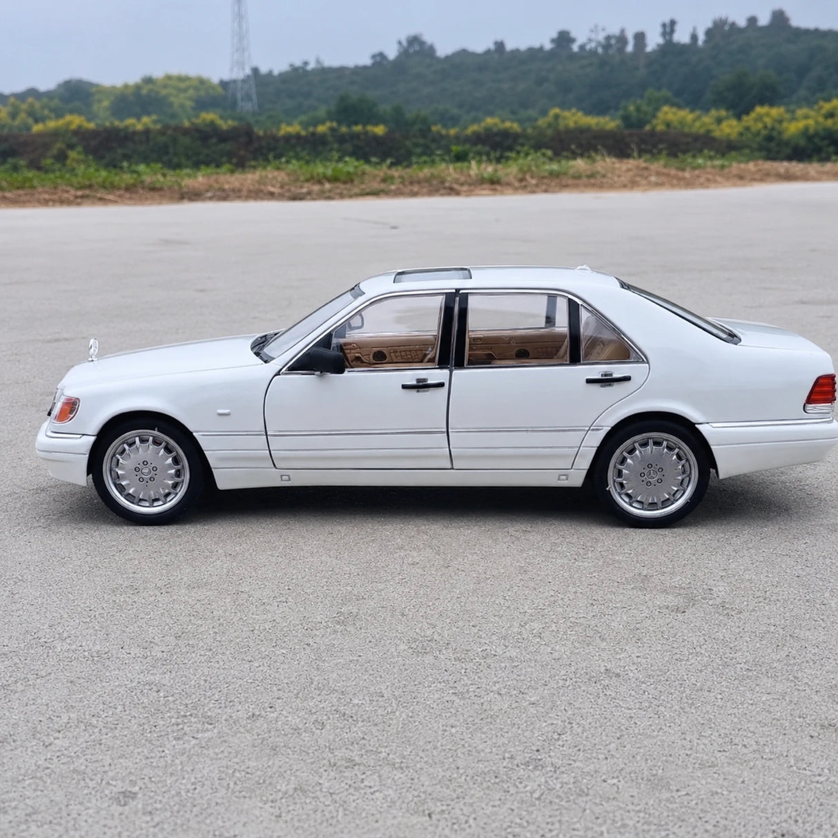 [TOY] 1:24 Mercedes-Benz 1991 600 SEL White Model Car Die-Cast