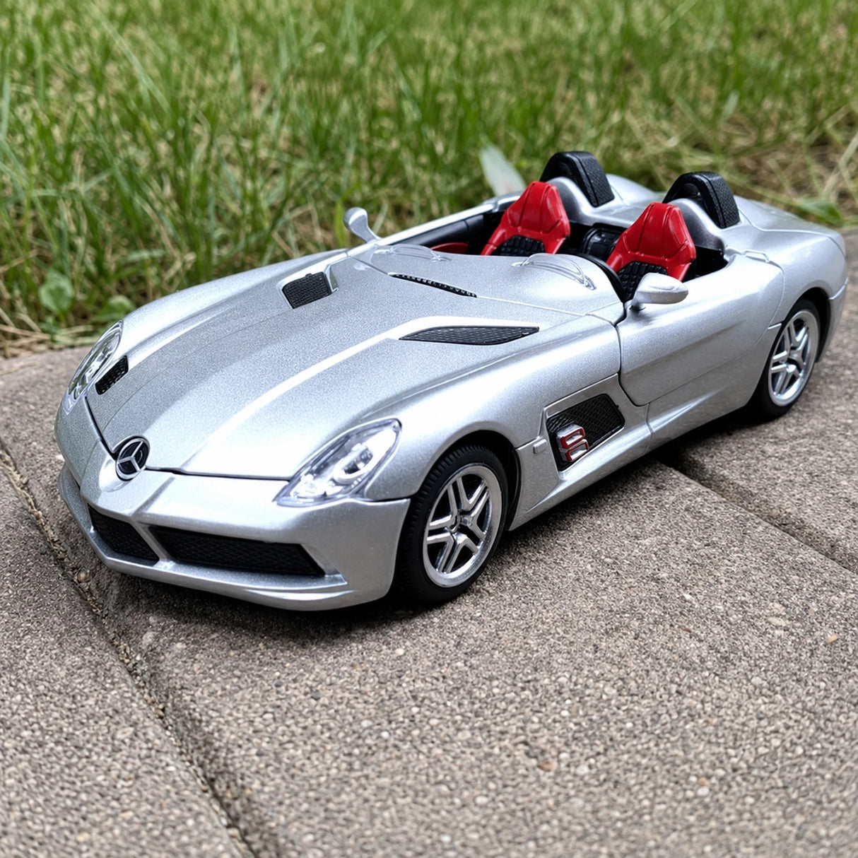 [TOY] 1:24 Mercedes-Benz 2009 SLR Stirling Moss Silver Model Car Die-Cast